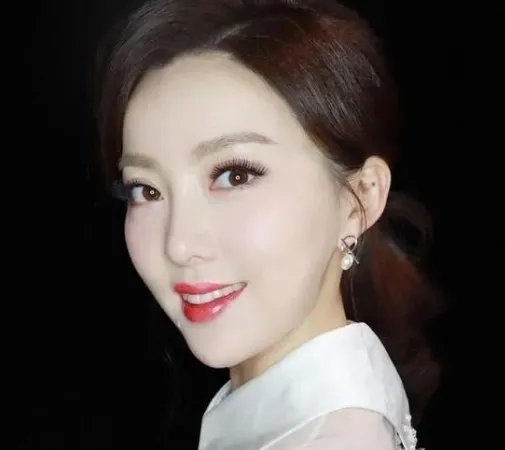 主持人余声婚姻引猜测,称只有自己爱自己,老公深陷丑闻久未同框,咋回事?