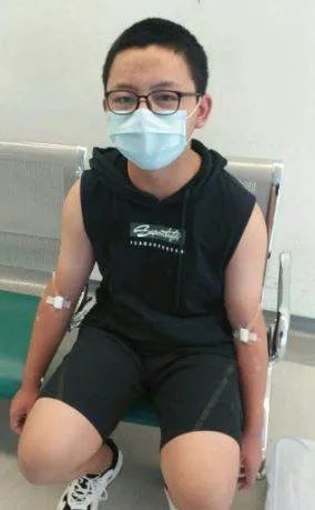 15岁男孩为救母放弃中考,教育部该给其开通免试入学吗?