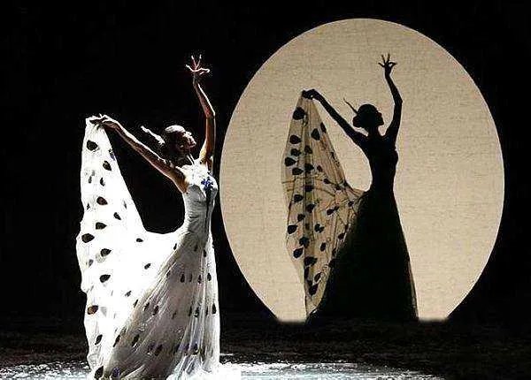 傣族人民，能歌善舞，他们最擅长的舞是孔雀舞，对不对？