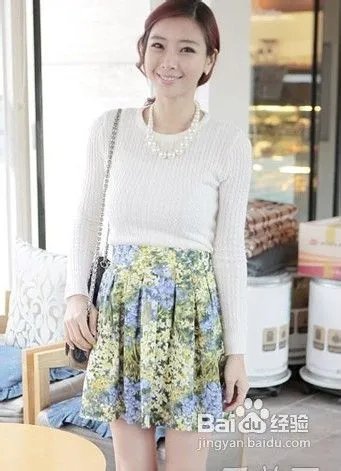 印花短裙的搭配方法