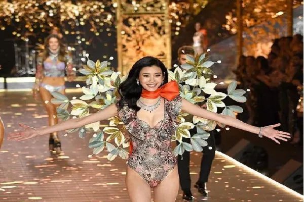 从维秘摔倒到豪门媳妇,奚梦瑶究竟承受了哪些压力?