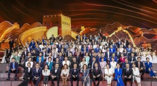 百名主持人为何会一起现身央视舞台？