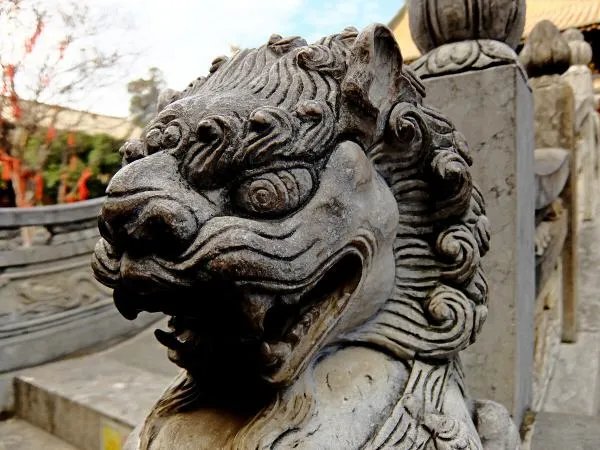 在各种古代的建筑中，门口经常会摆放两尊石狮，这个习俗是怎么来的呢？
