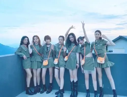 硬糖少女INTO1互换手势大合照,她们之间有过哪些梦幻联动?