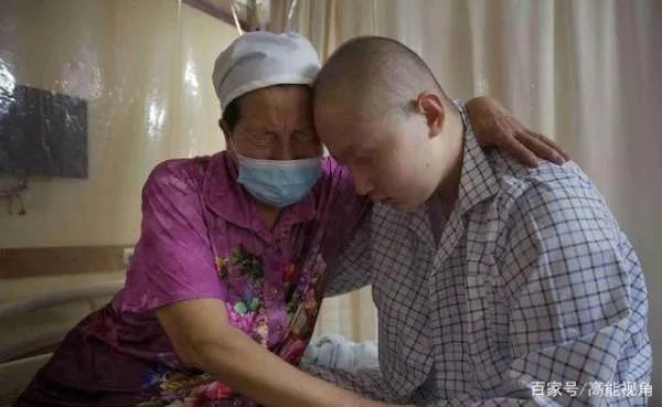 生日奶奶做了一碗长寿面,他却坚持要喂奶奶,没钱吃饭的一家怎么面对血癌?