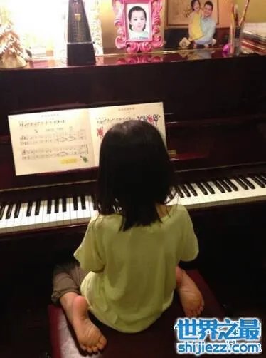 王菲李亚鹏女儿李嫣照片，天生唇腭裂却自信可爱 