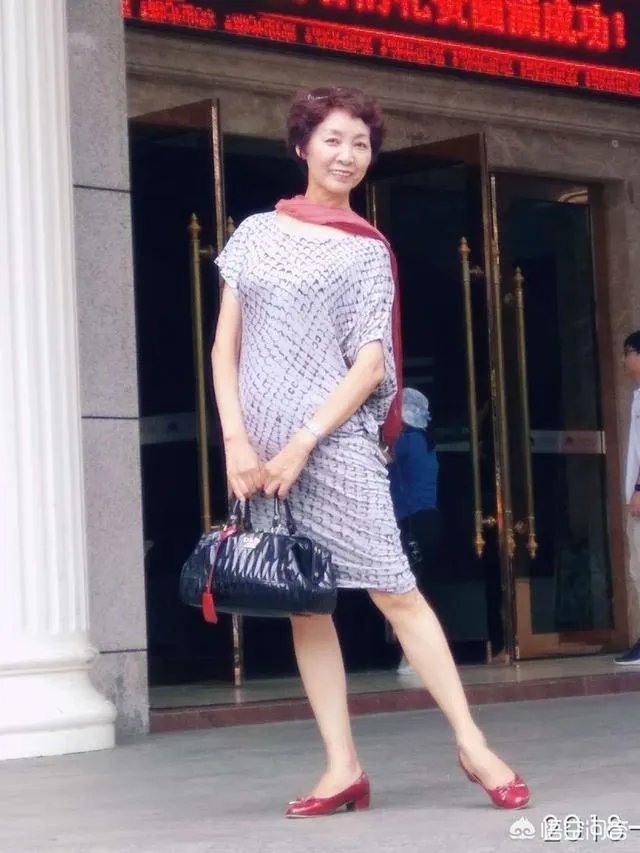 女人穿休闲衣服好看还是女人味十足的衣服好看？