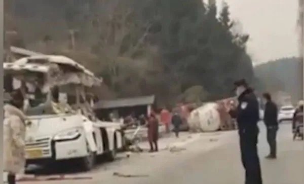 四川绵阳车祸致8死19伤，六旬大爷徒手救出4人，现场情况如何？