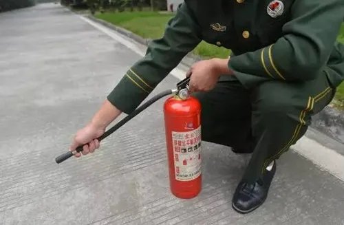 水基灭火器和干粉灭火器的区别有哪些