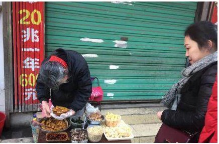 她卖自制小吃1毛钱1串是真的吗？