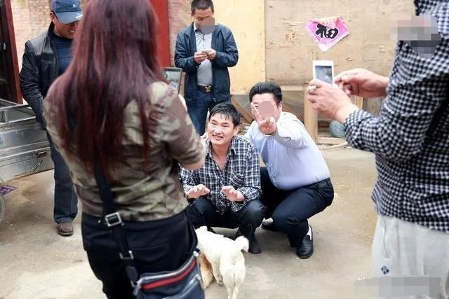 大衣哥朱之文这几年频繁被村里人骚扰，他为啥不搬到城里去住呢？