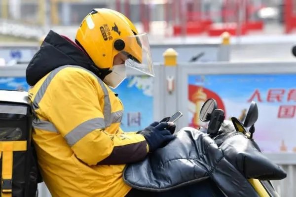 建议强制平台为外卖小哥买意外险，为何需要这么规定？