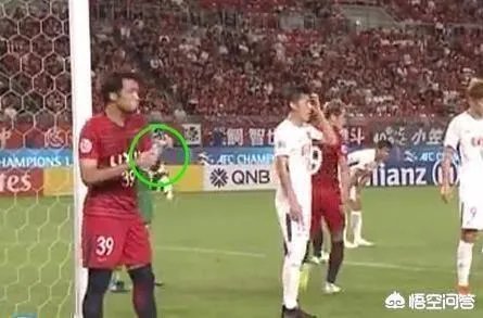 亚冠权健对阵鹿岛,日本球员喝完水拧上盖子,中超球员喝完直接扔掉,你怎么看?
