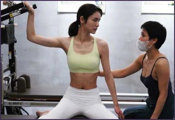 张馨月晒健身照秀马甲线,她平时是如何锻炼的?