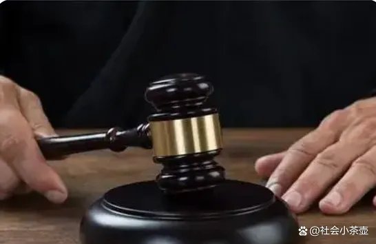 空姐飞机洗手间穿内衣自拍发朋友圈被开除,法院:航空公司没错,你赞同吗?