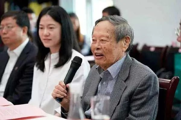 杨振宁的后代都定居美国，他为何晚年要回国？