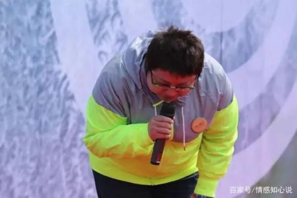 “50岁未婚，败光上亿家产”：韩红的背后，到底有怎样的心酸？