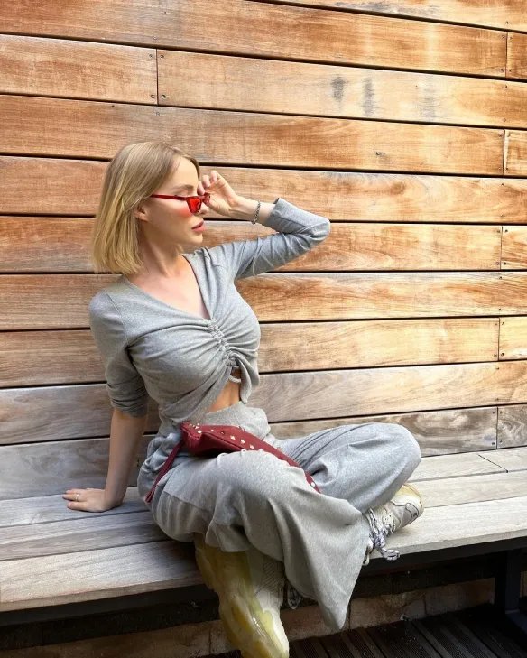 举手投足间风情万种！优雅妩媚的法国女主播Caroline