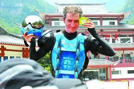 成龙的师傅是谁？