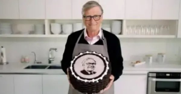 盖茨做蛋糕祝福巴菲特90岁生日，两人是怎样结识的呢？