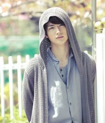 新垣结衣变银发学生妹 曾与三浦春马有绯闻