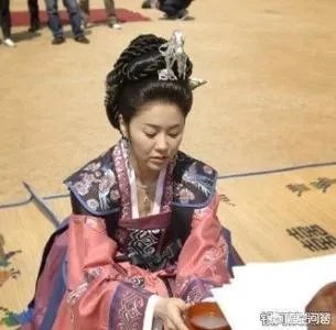 如果想了解新罗的善德女王，除了《三国史记》、《三国遗事》、《东国通鉴》，还可以参考哪些韩国书籍？