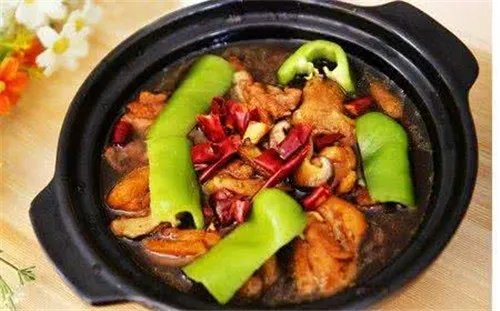 黄焖鸡作坊被查  老板自爆出售劣质甚至假冒鸡肉