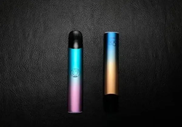 女子在高铁上吸电子烟，烟瘾不小，胆儿也够肥，周围乘客的反应是怎样的？