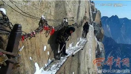 华山栈道绝壁扫雪：长空栈道扫雪实拍（图）