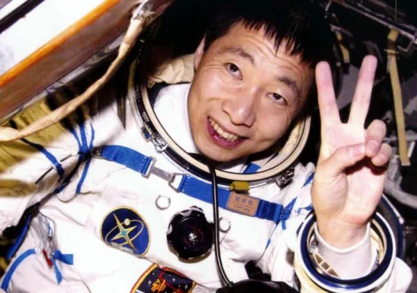 中国第一次载人航天飞船是航天员是谁？