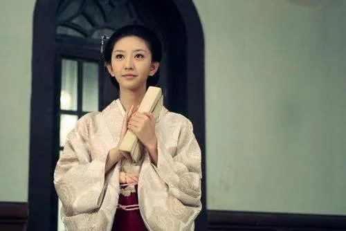 唐一菲和王晶签了三部电影,还都是性感路线,你怎么看?