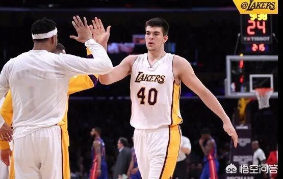 湖人胜太阳，祖巴茨正负值+18、砍下24分16篮板均为全场最高，你怎么评价？