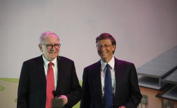 盖茨做蛋糕祝福巴菲特90岁生日,两人是怎样结识的呢?