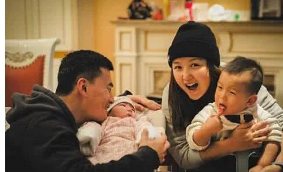 何洁有几个孩子？