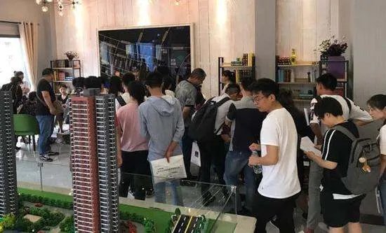 武汉一楼盘为何大学生打八折？