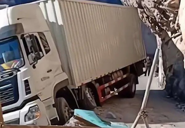山西半悬空中货车历时3天被拽回 ，这辆车为何会悬在半空中？