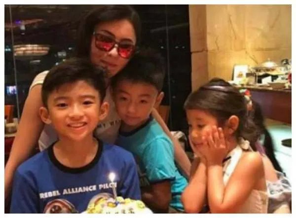 王菲谢霆锋复合六年没举办婚礼，背后的原因是什么？