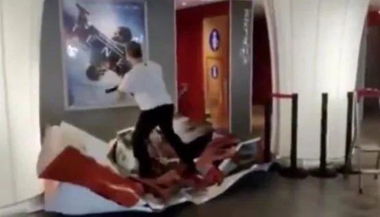 影院老板砸花木兰宣传板是怎么回事？