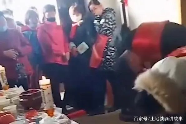 男子婚前母亲意外去世，婚礼葬礼同时办，是“孝”还是“不孝”如何定义？