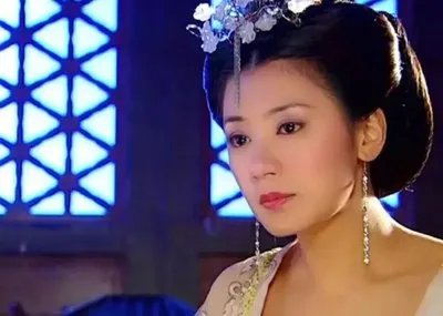 贾静雯化身理发师全家换新发型,她有几个小孩?