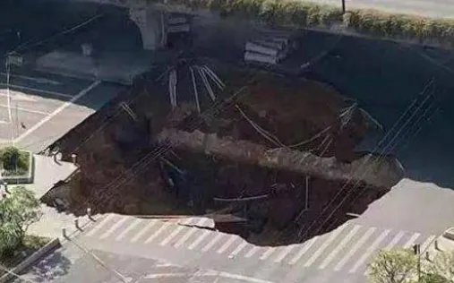 广州一地铁站出口吊顶坍塌，导致坍塌的原因是什么？