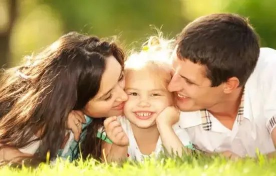 河南降雪后学生家长连夜送被子一事中，你体会到了什么？