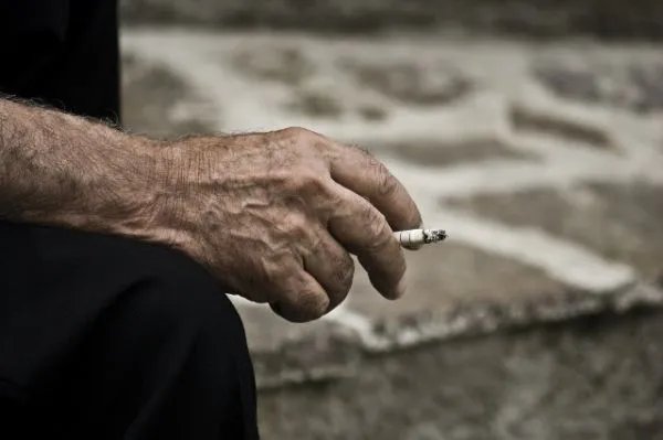 老人吸烟被劝猝死案劝烟者二审无责，你见的熊老人有多熊？