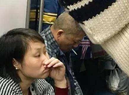 老太爬上地铁车厢行李架上蹭坐，现场到底发生了什么？