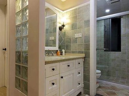 卫生间隔断材料有哪些 卫生间成品隔断价格