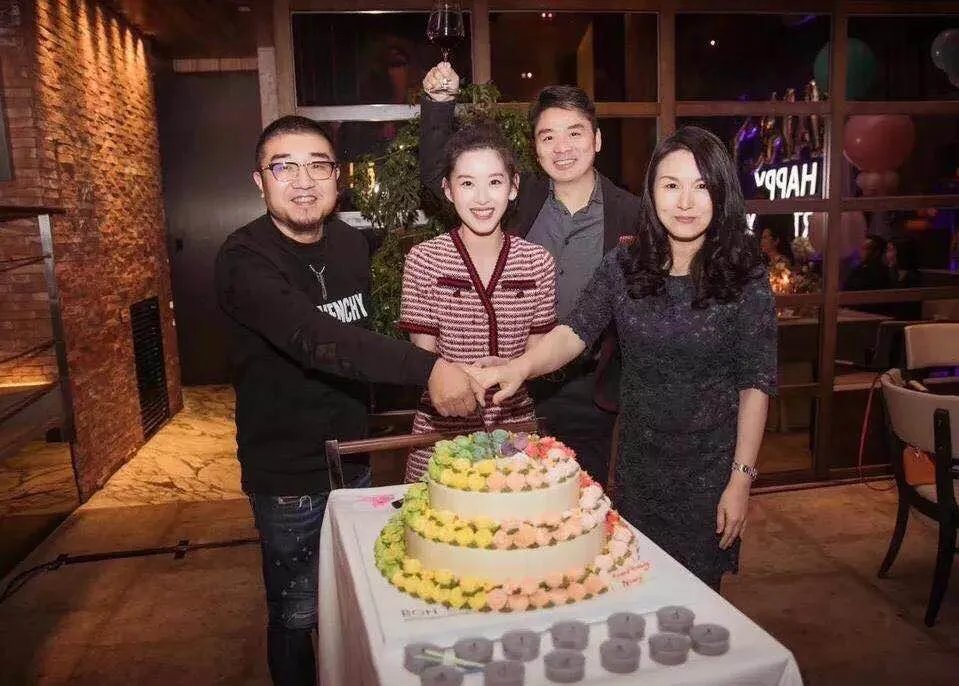 刘强东为奶茶妹妹庆祝生日，看看他送给奶茶妹妹的房子，才知道他究竟有多爱章泽天