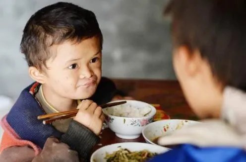 江西男童因酷似马云走红，被迫走红的背后，他的生活发生了哪些变化？