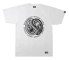 为什么poppin kite在很多大赛中都是穿一件印着一只脚印的T桖？有什么意义吗？