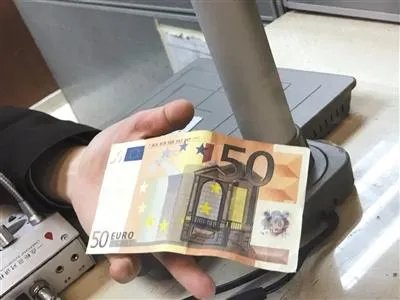 从银行取到假欧元 银行称手工清点无误