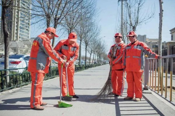 因扔垃圾男子殴打辱骂环卫工，受到怎样的处罚？